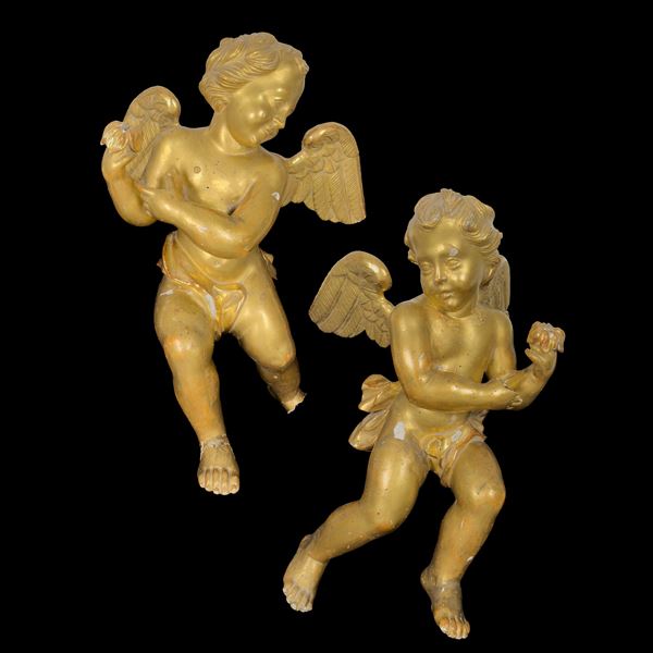 Coppia di putti alati in legno dorato e finemente intagliato, XIX secolo