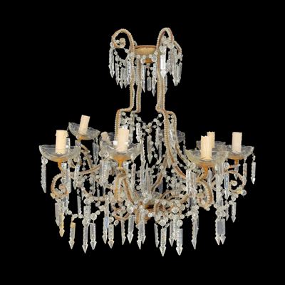 Lampadario a otto luci in ferro, decorato con perline e pendenti in vetro