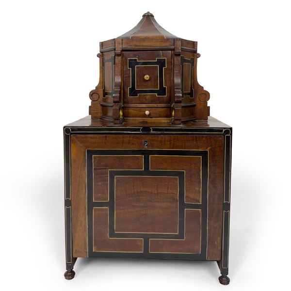 Piccolo stipo da tavolo lastronato in noce, probabilmente Lombardia, XVIII/XIX secolo