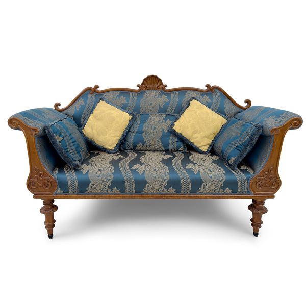 Divano di noce con schienale sagomato