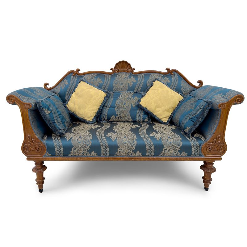 Divano di noce con schienale sagomato