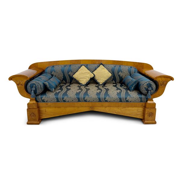 Divano impiallacciato in betulla, XIX secolo