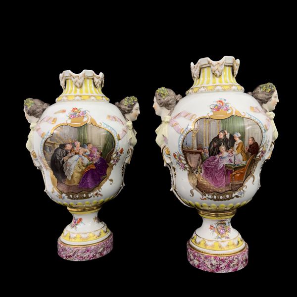 Coppia di vasi in porcellana bianca dorata e policroma, Dresda, Elena Wolfsohn, fine del XIX secolo