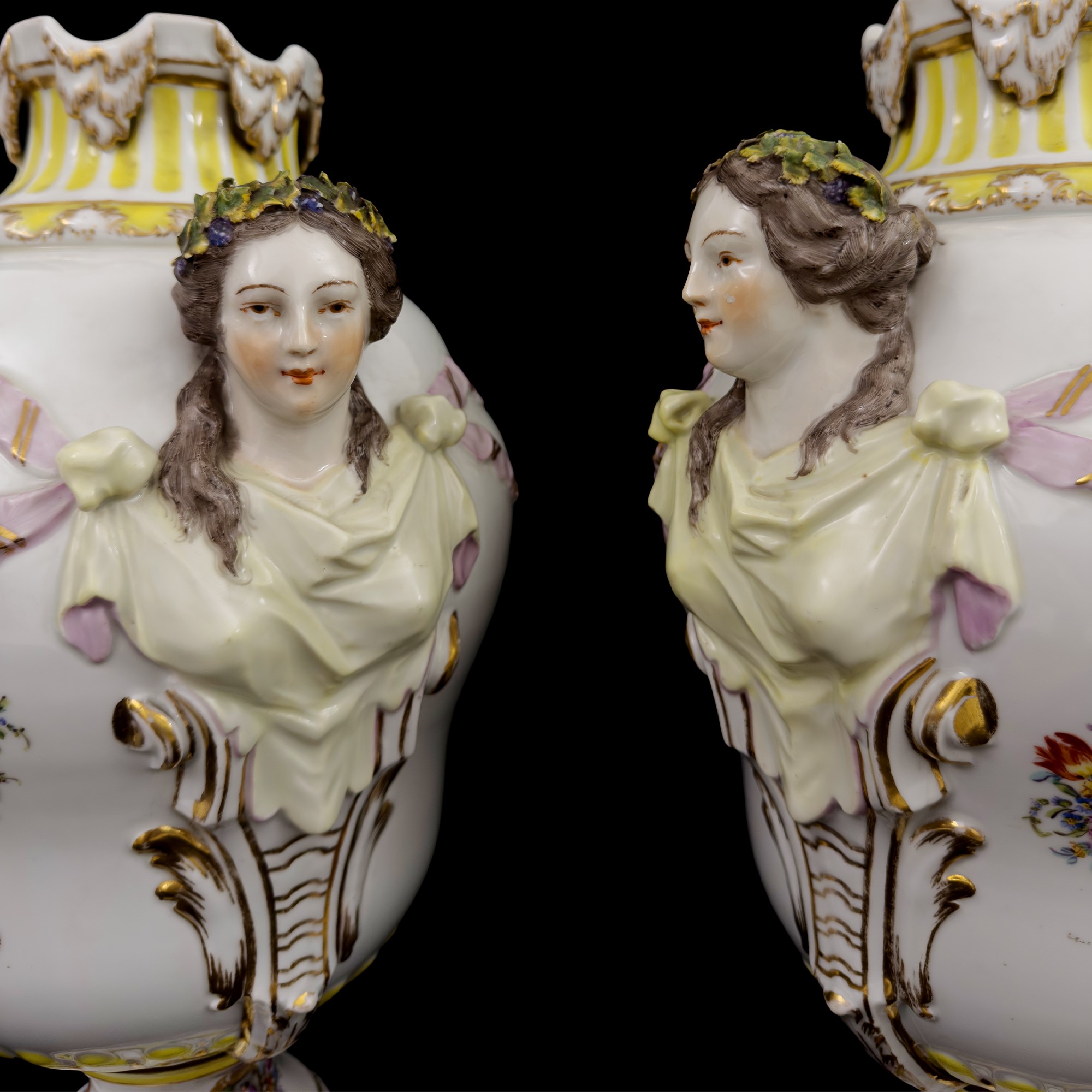 Helena Wolfsohn, Coppia di vasi in porcellana bianca dorata e policroma, Dresda, fine del XIX sec...