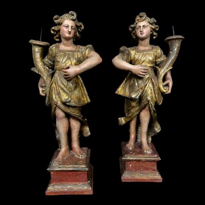 Coppia di angeli reggitorcia in legno laccato e dorato, inizi del XVII secolo
