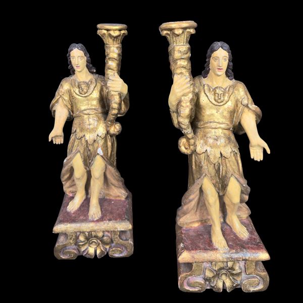 Coppia di angeli reggitorcia in legno laccato e dorato, XVIII secolo