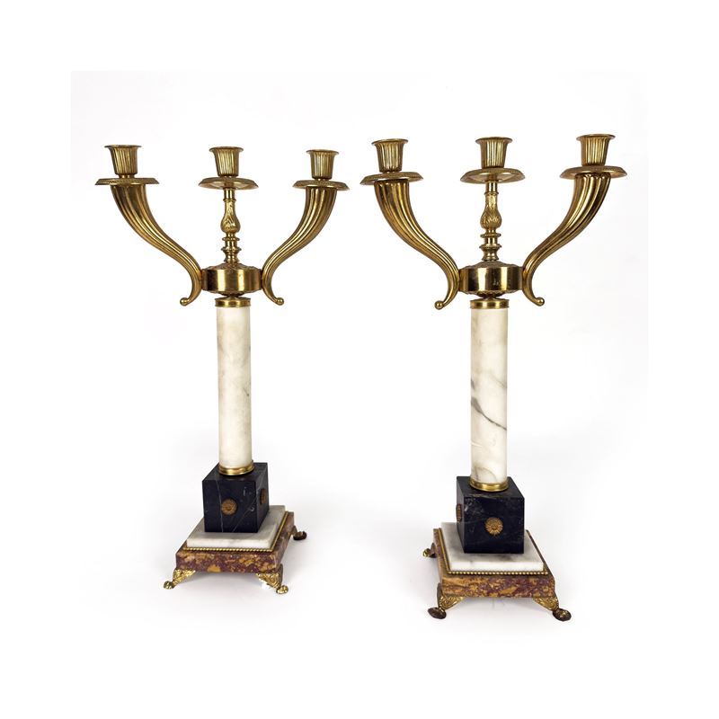 Coppia di candelabri a tre luci in metallo dorato e marmi policromi