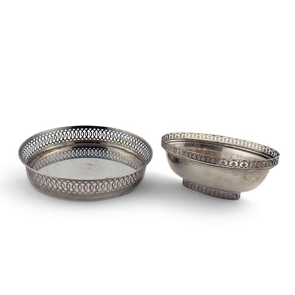 Centrotavola di forma circolare e piccolo cesto ovale in argento