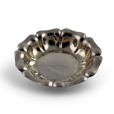 Centrotavola in argento martellato con tesa baccellata, diametro cm. 25, peso gr. 275