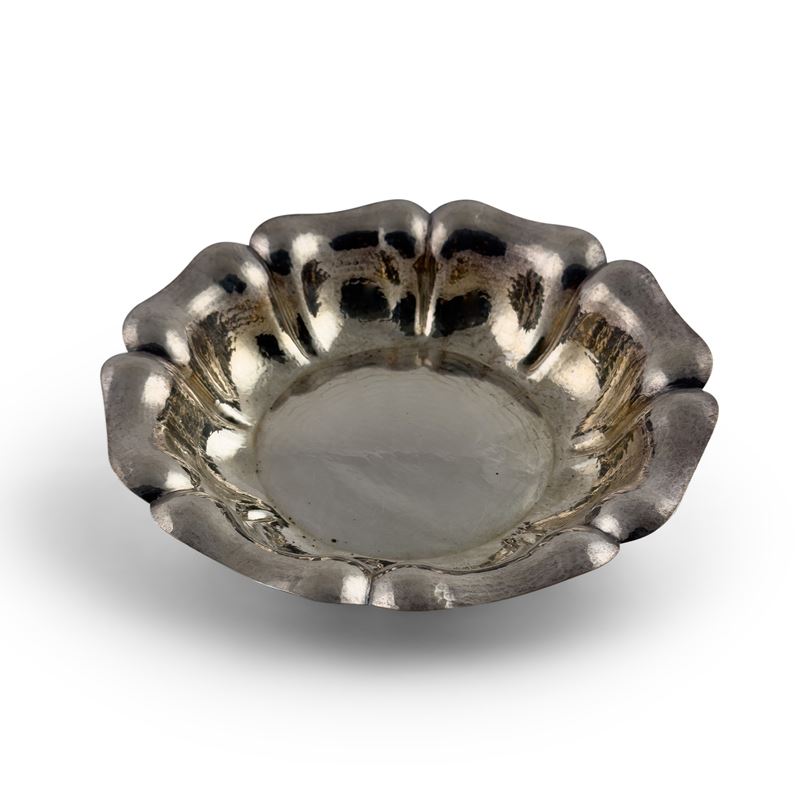 Centrotavola in argento martellato con tesa baccellata, diametro cm. 25, peso gr. 275