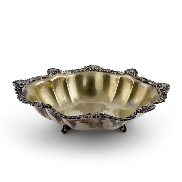 Centrotavola in argento di forma ovale con bordo cesellato