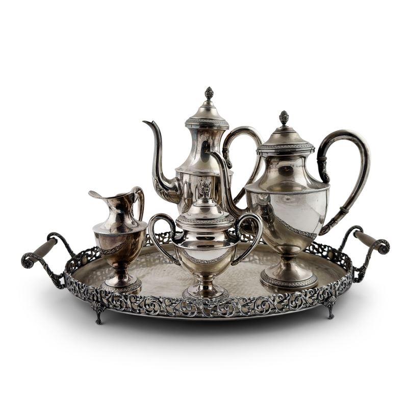 Servizio da tè e caffè in argento sbalzato a palmette, composto da teiera, caffettiera, lattiera ...