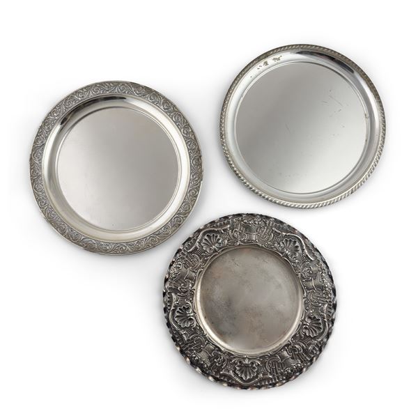 Tre vassoi in metallo argentato di forma circolare