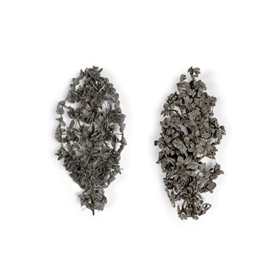Coppia di elementi decorativi in ferro con perline grigie, h. cm. 71