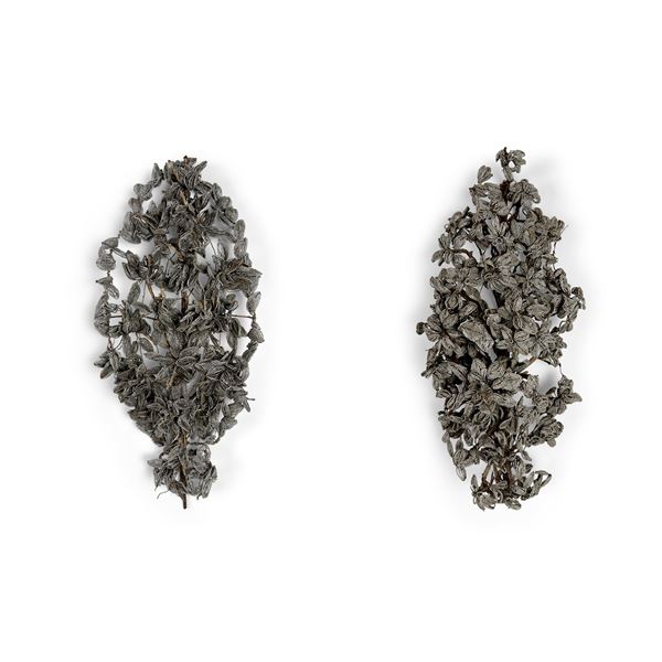 Coppia di elementi decorativi in ferro e perline grigie