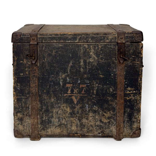 Cassina in legno con cerniere in ferro