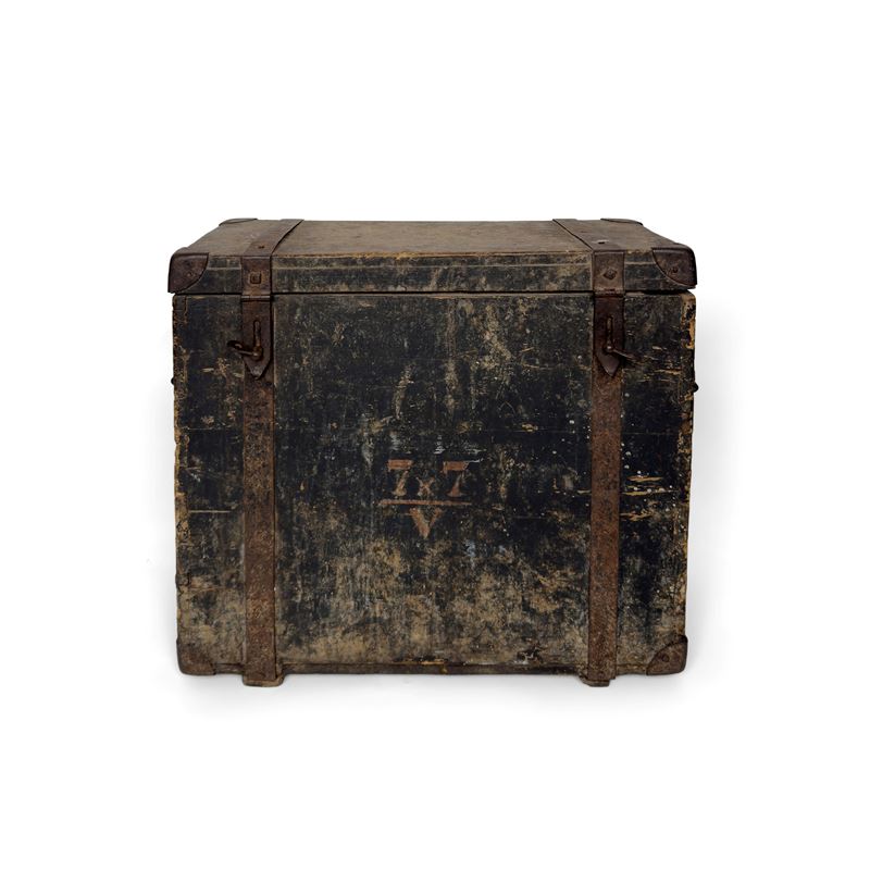 Cassina in legno con cerniere in ferro