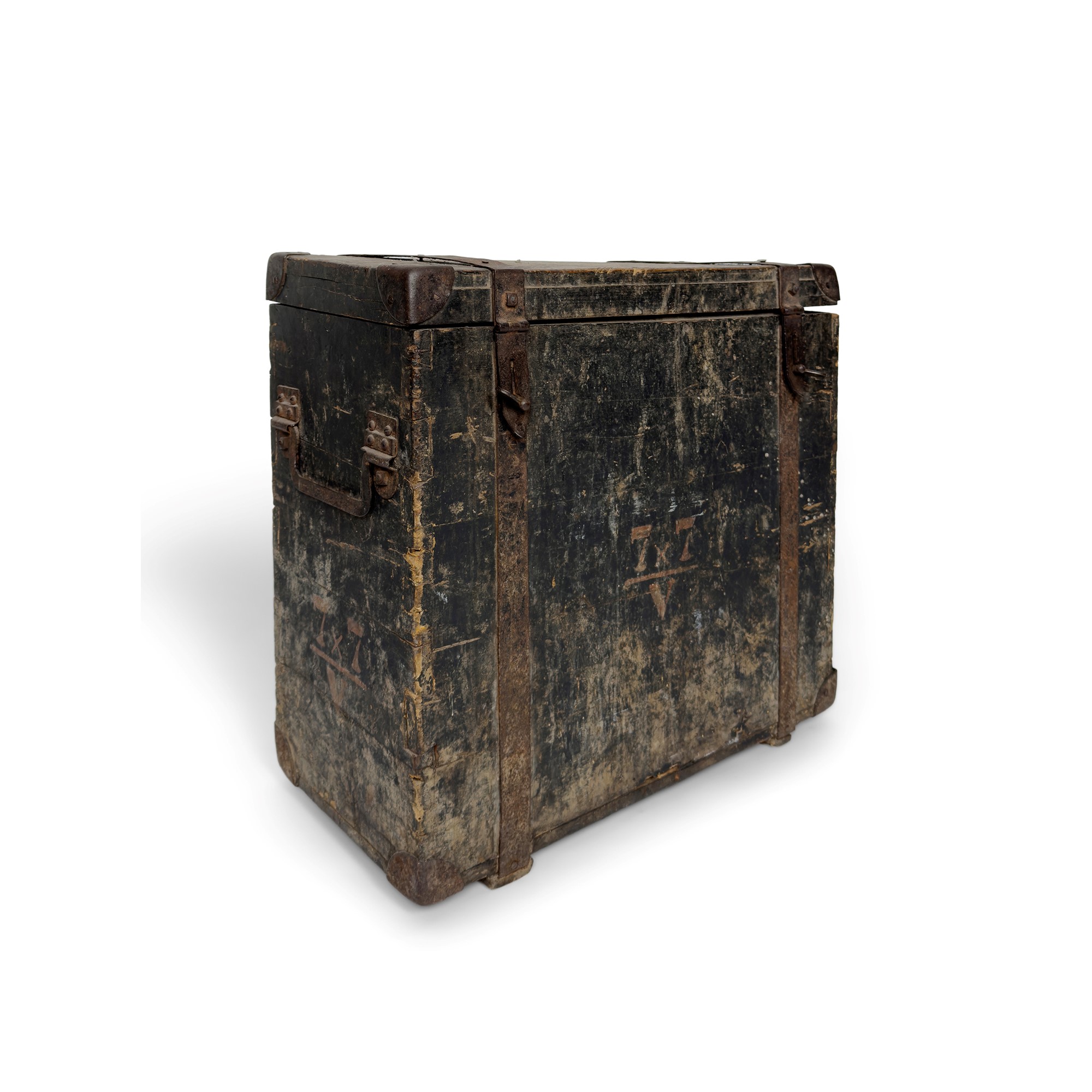 Cassina in legno con cerniere in ferro