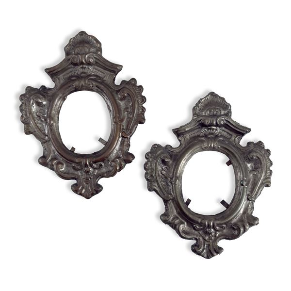 Coppia di cornicette a cartiglio in rame sbalzato, XIX secolo