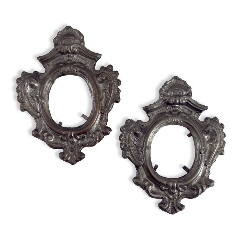 Coppia di cornicette a cartiglio in rame sbalzato, XIX secolo