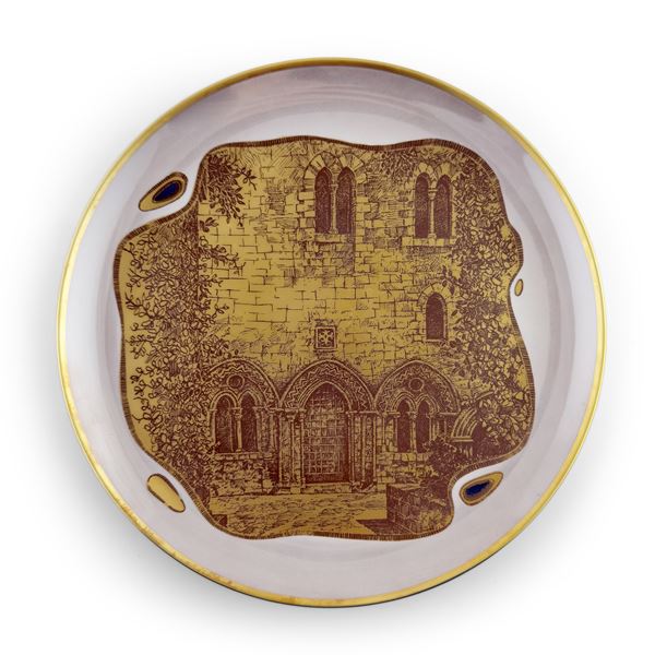 Piatto in porcellana color avorio e dorata della serie La Giurgintana, Morbelli