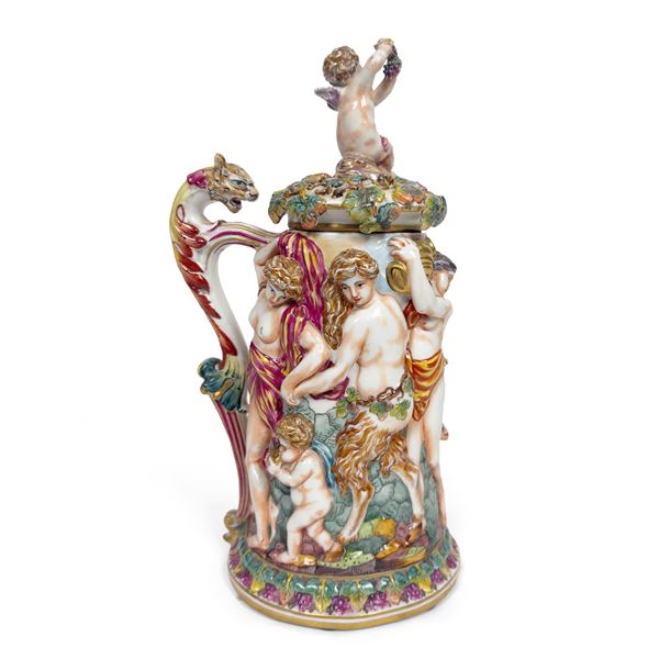 Vaso con coperchio in forma di un tankard in porcellana bianca, dorata e policroma