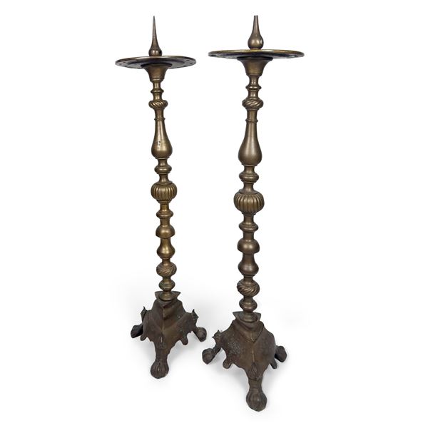 Coppia di antichi torceri di bronzo patinato