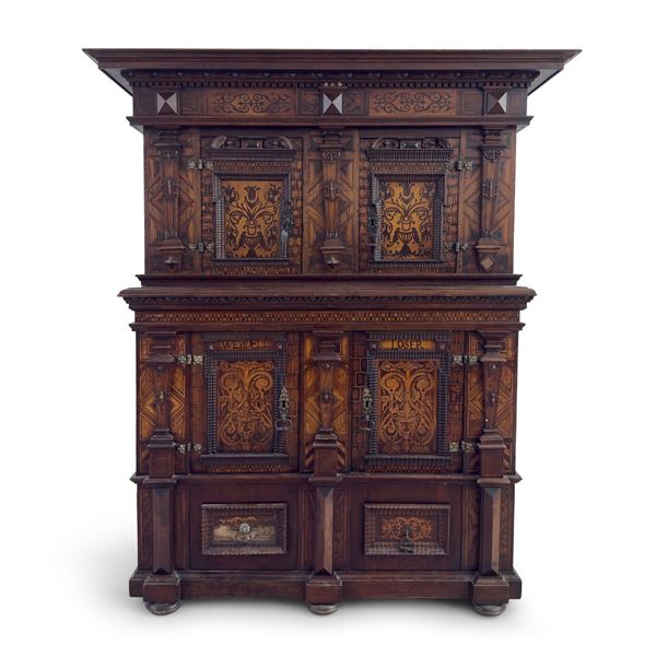 Antico mobile a due corpi di noce, Germania