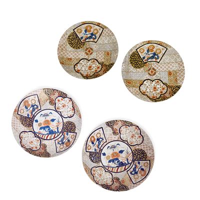 Coppia di piatti in porcellana decorati con motivi orientali, diametro cm 35,5 e cm 45,5