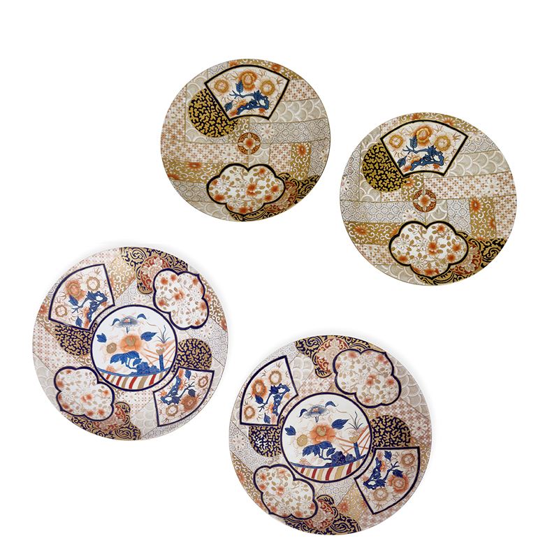 Coppia di piatti in porcellana decorati con motivi orientali, diametro cm 35,5 e cm 45,5