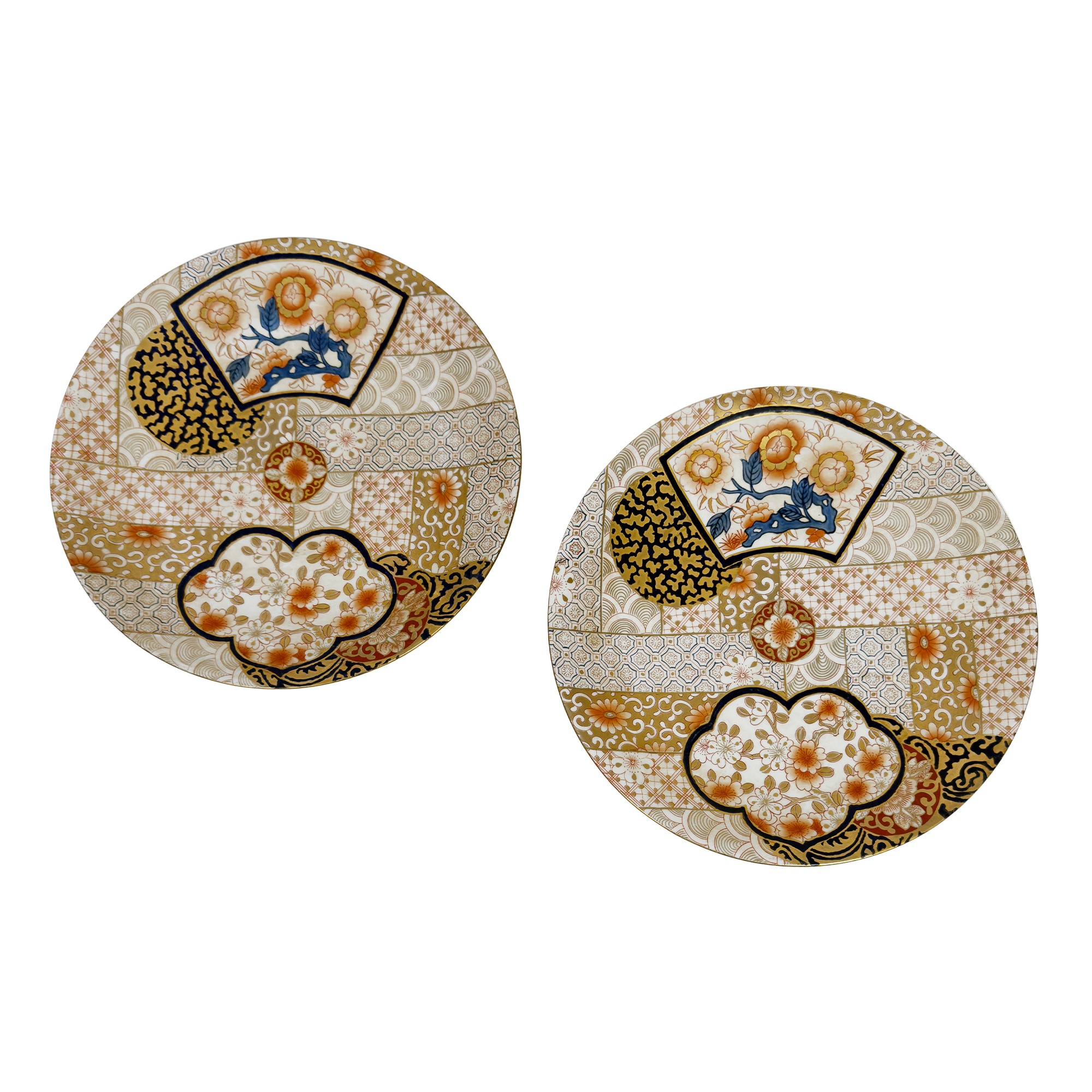 Coppia di piatti in porcellana decorati con motivi orientali, diametro cm 35,5 e cm 45,5
