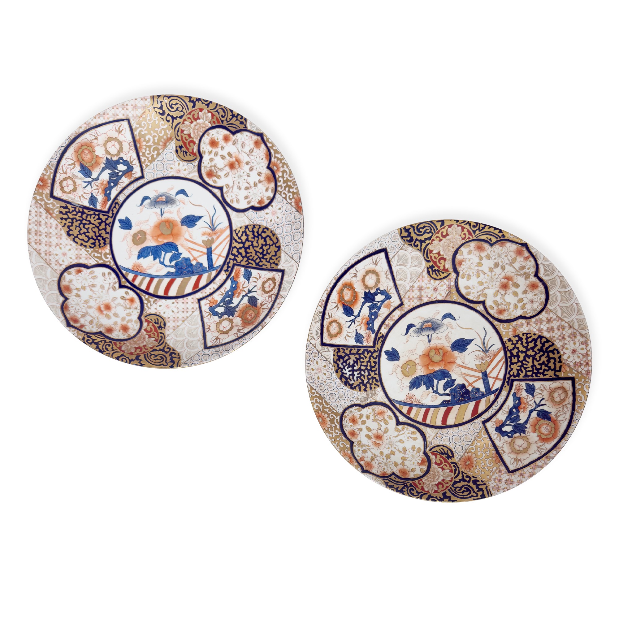 Coppia di piatti in porcellana decorati con motivi orientali, diametro cm 35,5 e cm 45,5