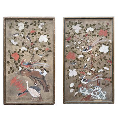 Coppia di papier peints applicati su tela, raffiguranti volatili su rami di pruno e peonie, Piemo...
