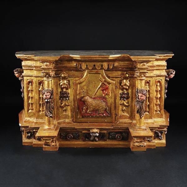 Tabernacolo di impianto architettonico in legno dorato e in parte laccato, XVIII secolo
