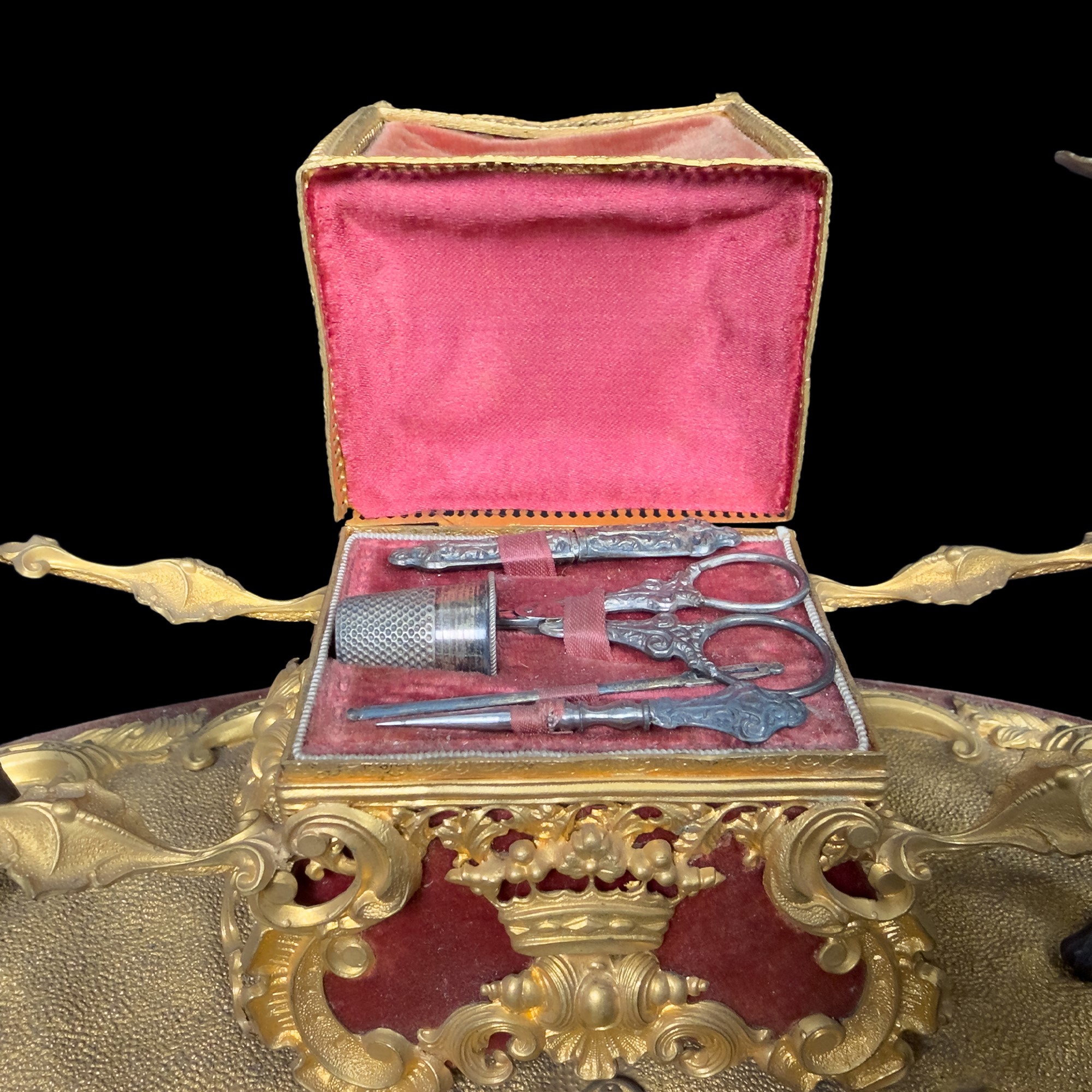 Necessaire da cucito 'Au Bon Sauvage', Francia, XIX secolo, con portatori mori in porcellana