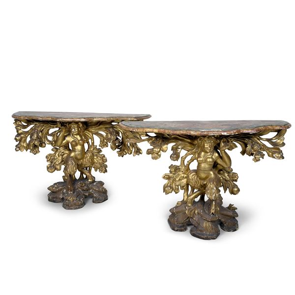 Coppia di eleganti consoles in legno dorato, Roma, XVIII secolo