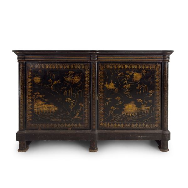 Commode en vanteau in legno laccato nero e dorato, Francia, XIX secolo