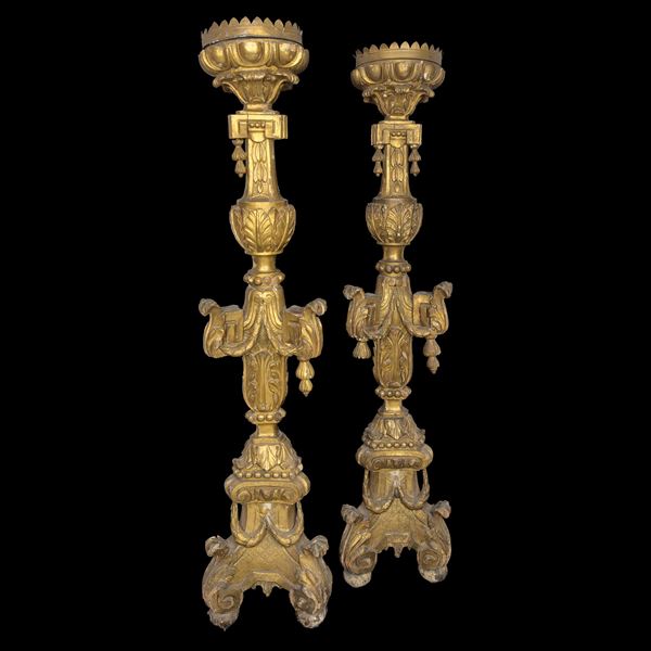 Coppia di torceri da terra in legno dorato, XVIII secolo