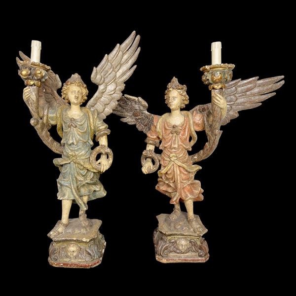 Coppia di angeli reggitorcia in legno policromo e dorato, XVIII secolo