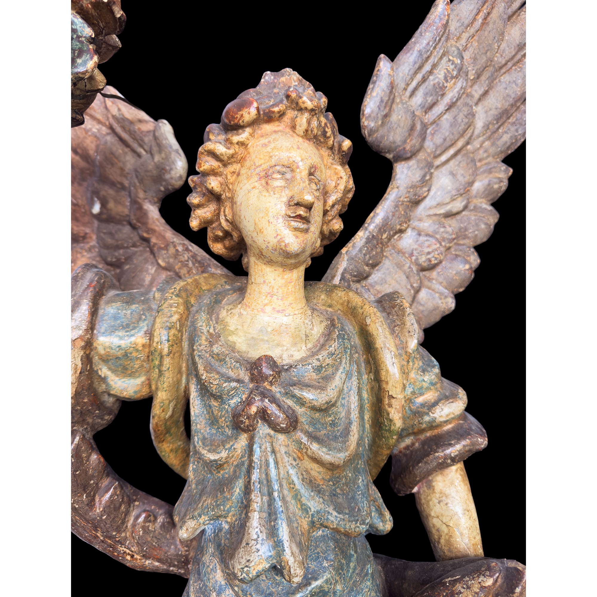 Coppia di angeli reggitorcia, legno policromo e dorato, XVIII secolo