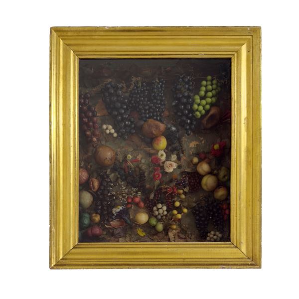 Teca in legno dorato contenente frutti autunnali in cera policroma