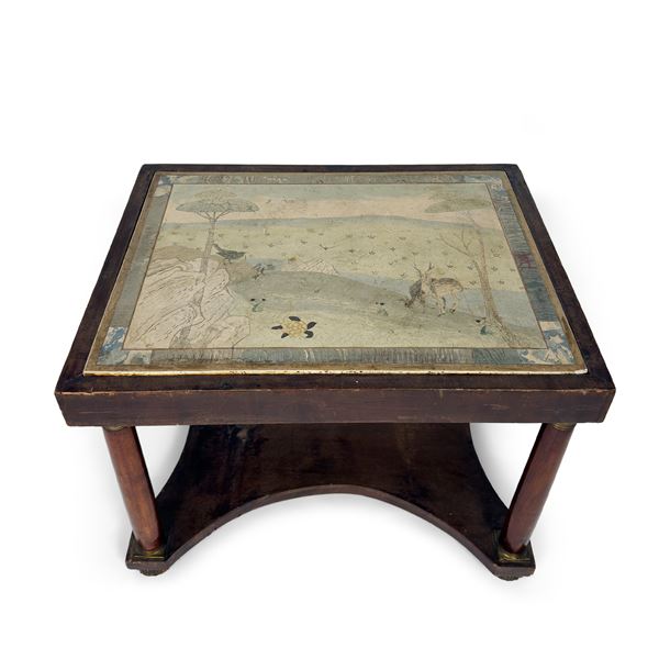 Piccolo tavolo di noce con piano rettangolare in scagliola incassata