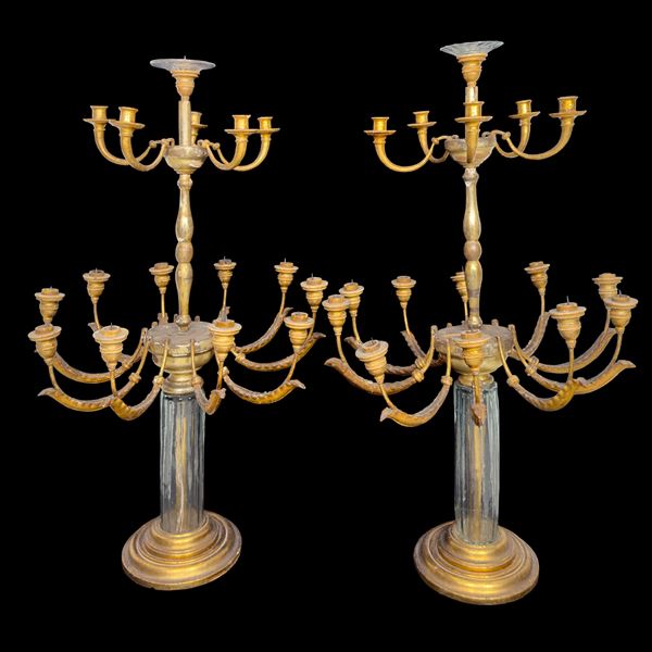 Coppia di flambeaux in legno dorato e vetro incolore