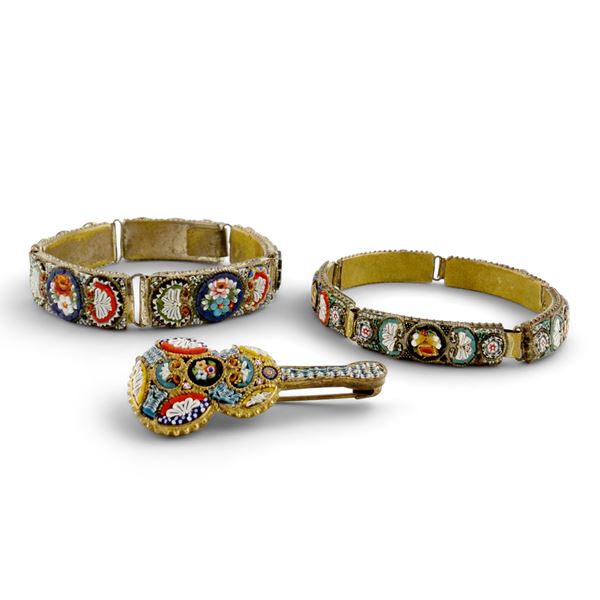 Due bracciali semirigidi e una spilla in murrine policrome, Venezia, inizi del XX secolo