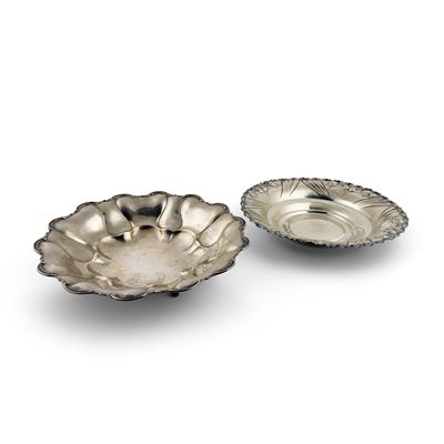 Due centrotavola in argento di forma circolare, diametro cm 28, peso complessivo gr 620