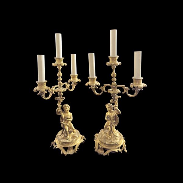 Coppia di candelabri a tre luci in bronzo dorato, Francia, XIX secolo
