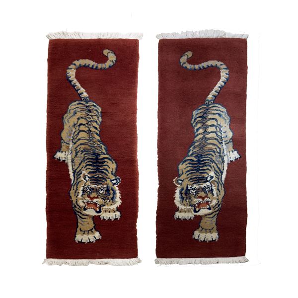 Coppia di piccoli tappeti decorati da una tigre