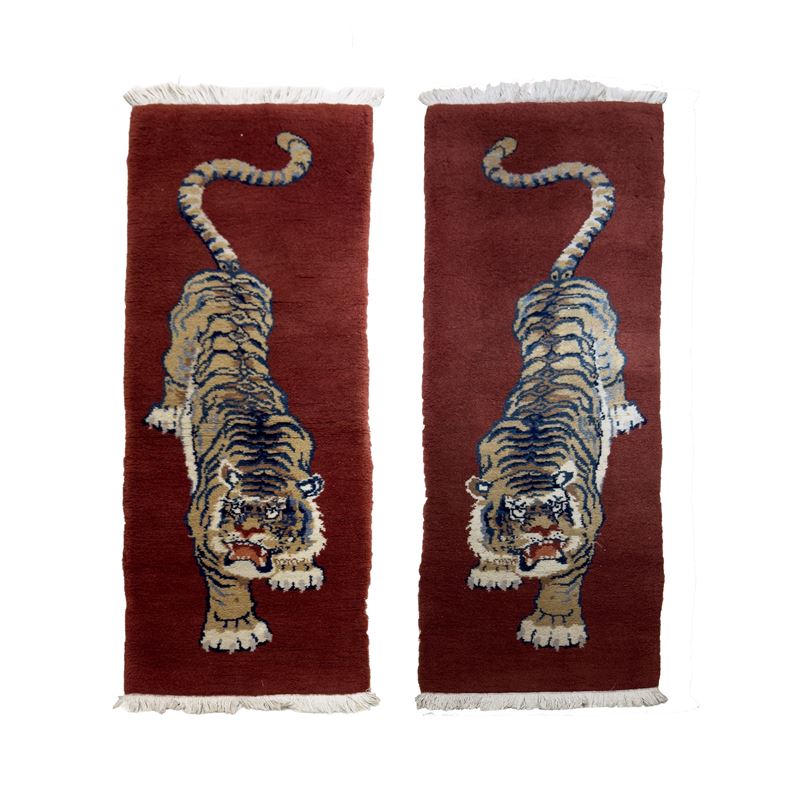Coppia di tappeti decorati con motivo di tigre, cm. 136x46