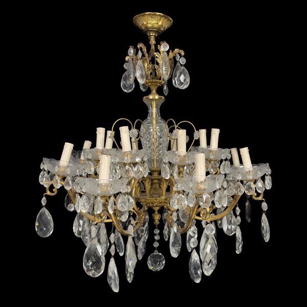 Lampadario a sedici luci con struttura in metallo dorato