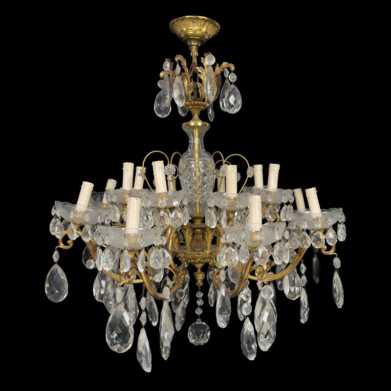 Lampadario a sedici luci con struttura in metallo dorato
